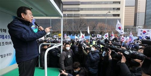 韩国新天地教会会长李万熙跪下向国民感谢 刻有朴槿惠名字的手表