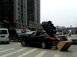 载人吊篮在高空摇摆,不断撞击办公楼