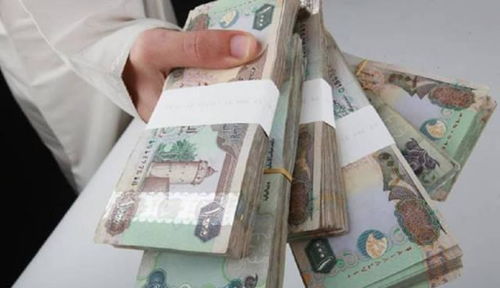 男子在2015年将890万现金存入银行(2015年男子4×100米)