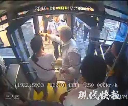 男子用伞柄拍下男子手中的手机,骂道:拍什么拍!