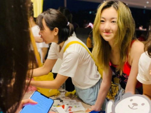 李燕慷慨地与路人合影,笑容甜美