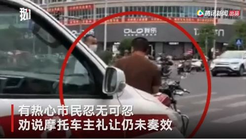 救护车紧急送往医院途中,摩托车一路挡道 监控无语画面(3D紧急救护车)