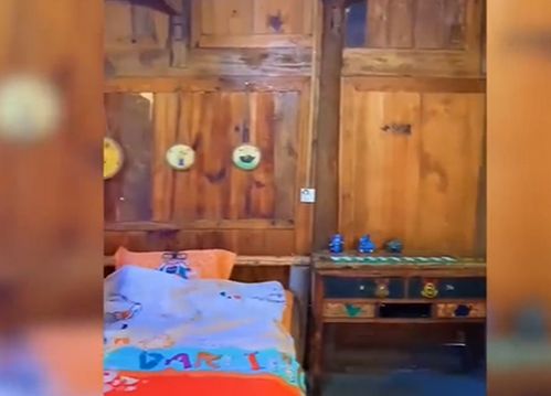 在地铁里,母亲睡在儿子的腿上 小男孩的现场动作让网友感动(母亲地铁打孩子)