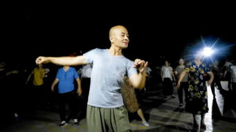 农村大叔跳灵魂征服舞 整个舞姿妖娆,吸引网友观看(农村大叔灵魂舞者)