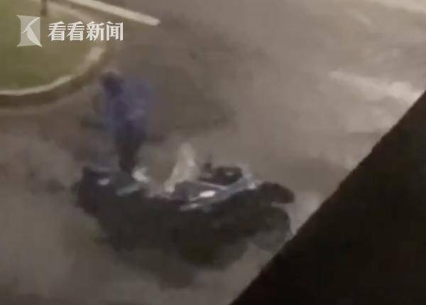外卖小哥凌晨顶台风送餐困难(凌晨外卖小哥被打死)