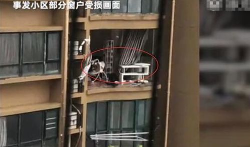 台风吹落小区大量外窗,台州一老人关窗坠落