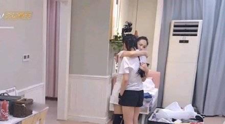黄圣依凭哭泣时插口袋固执,让自己长久以来社会人站姿成功出圈