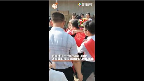 姐姐被新郎带走,弟弟拼命拖着婚纱不让她走 现场看着哭泣的人(新郎的姐姐穿什么好)
