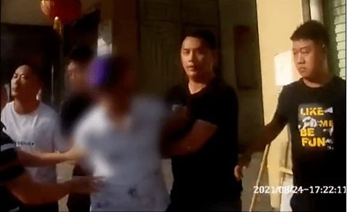 女人上厕所,拍下猥琐偷窥男人的照片 画面惊悚(女人梦见上厕所)