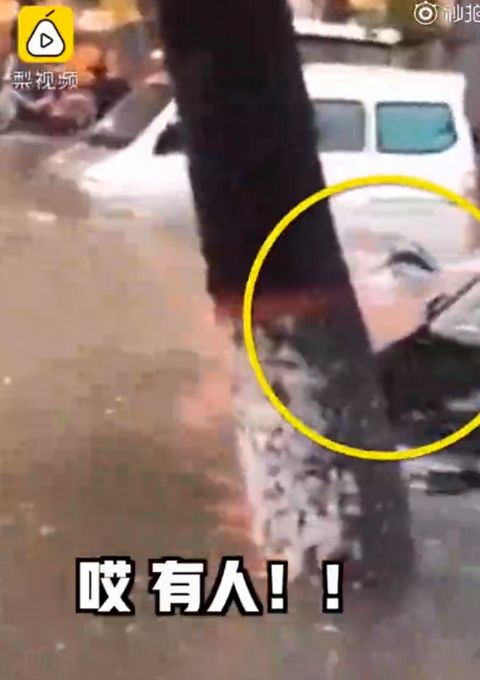 河南新乡一女子在积水中游泳 没有安全设备(新乡第一女子监狱)
