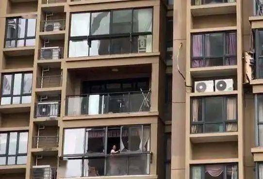 丈夫声音嘶哑,记得妻子被台风吹死了