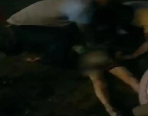 女儿洗澡时,浴室发出尖叫声 妈妈来目睹悲伤的画面(女儿洗澡时浴室传出尖叫声 妈妈赶来目睹)