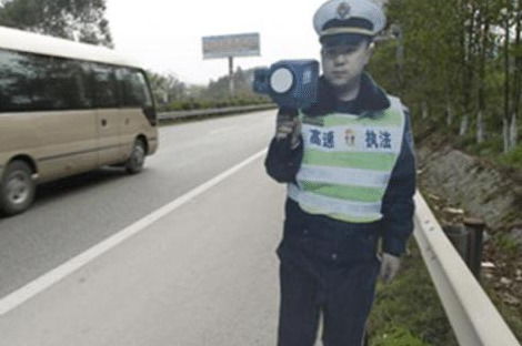 豪车里挤满金发,男女奇怪地行驶 交警拦下后走近,发现不简单