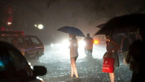 陕西西安阎良区突然暴雨 部分路段积水严重