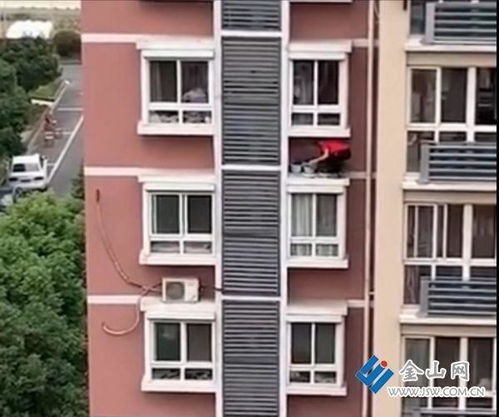 居民在家里突然闻到了一股香味 走到窗台前,拍下意外景象.(居民在家里起火)