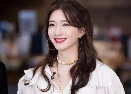江疏影分析《三十而已》:王漫妮拜金吗?(江疏影唱歌三十而已)