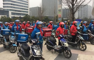 送完外卖后,弟弟回到电瓶车上弹射起飞 原因让人想笑又心疼(高考完去送外卖)