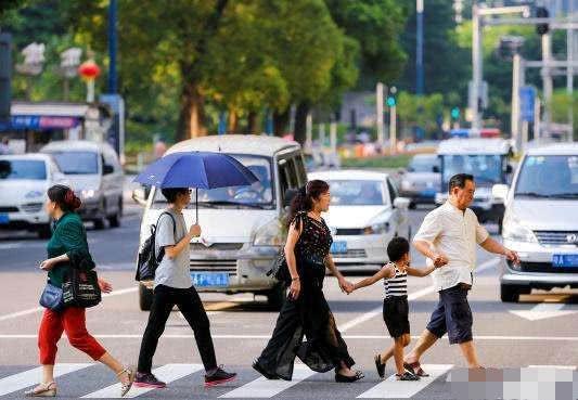 行人拍到老夫妻牵手过马路超甜蜜 接下来的事情让人措手不及