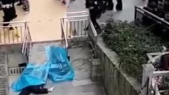 想跳楼的女儿被砸了 二人均身亡
