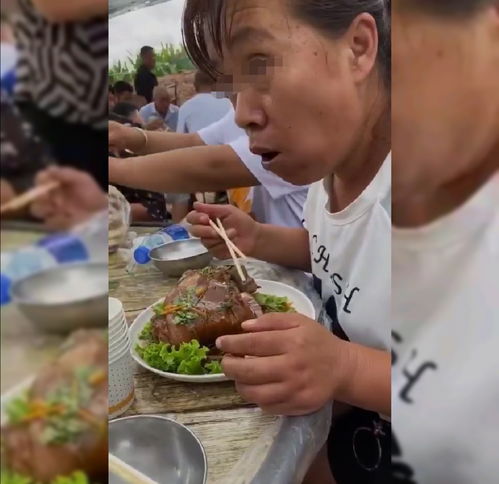 村里的酒席阿姨独占整个肘子 被同桌生气后,反应令人窒息