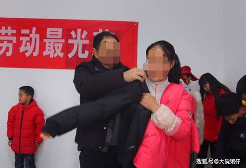 15岁女孩跳楼的父亲想抓住双双,母亲否认钢琴补课生的矛盾