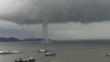 海面上惊现六龙吸水超罕见奇观 场面震撼如灾难片(海面惊现六头鲨鱼)