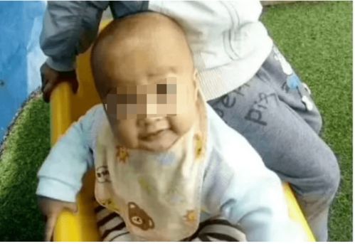 云南3岁男孩被白色车女子带走(云南冰花男孩)