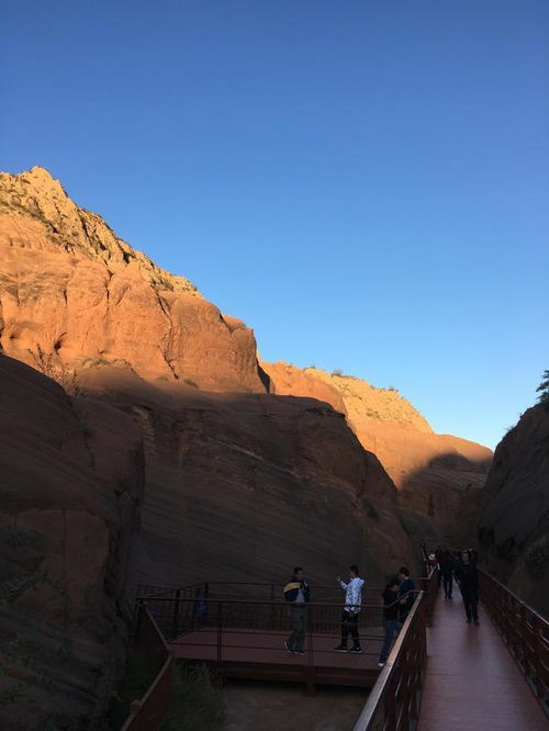 陕西丹霞地貌刻字表白 网友:能长久吗?(陕西的丹霞地貌哪里的最好)
