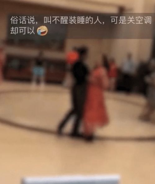 叔叔阿姨把共享单车作为运动器材锻炼 网友:兼职发电就好
