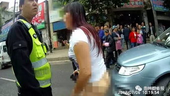 三名醉汉在街上殴打和踢年轻女司机 接下来发生的事情太解气了