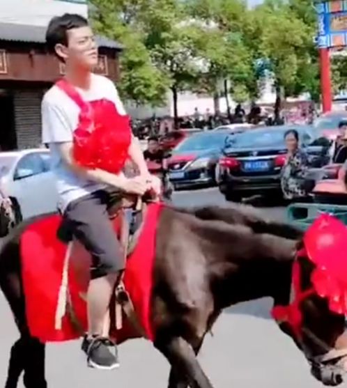 男生录取北大骑马红花返乡 网友:春风骄傲马蹄病 古时有状元(被北大录取的福建男生升学宴)