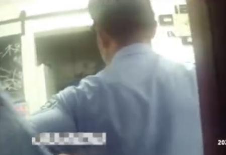 41岁男子酒吧殴打21岁妻子 扇耳光,踢头发,现场被拍到