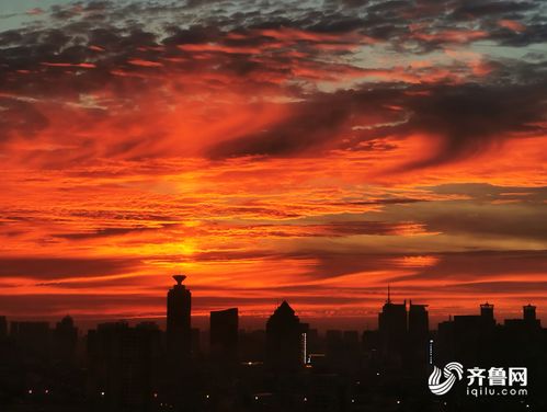 济南出现壮丽的火云景观 把浮云染成红色