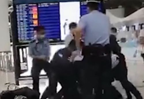 男子机场生气,用一堆钞票砸保安 用言语侮辱(古代男子生气描写)