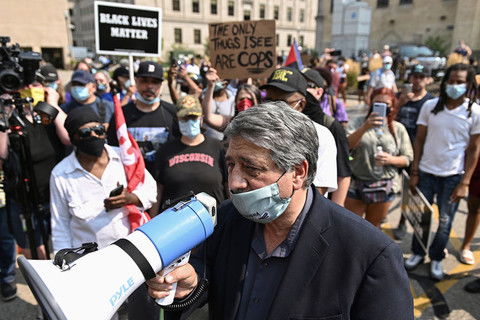 美国示威者纵火抗议黑人被枪击:直到警察被开除