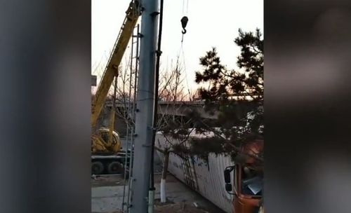 四川乐山一工程车高20米,撞上一辆卡车,无人员伤亡(乐山二手工程车交易市场)