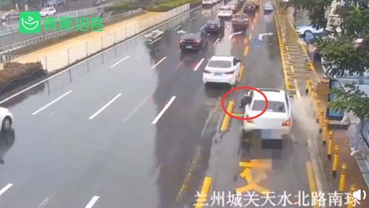 男子等公交连续三次被水溅湿 扔伞砸车,司机互相殴打,全程拍照(男子连续隔离三次)