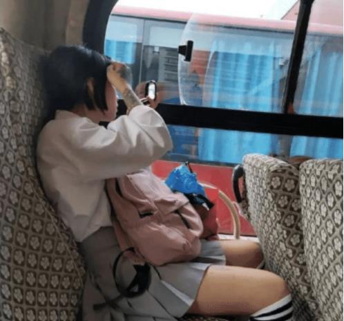 妙龄女子公交车内穿超短裙坐男友大腿上 曝光真实身份引发争议