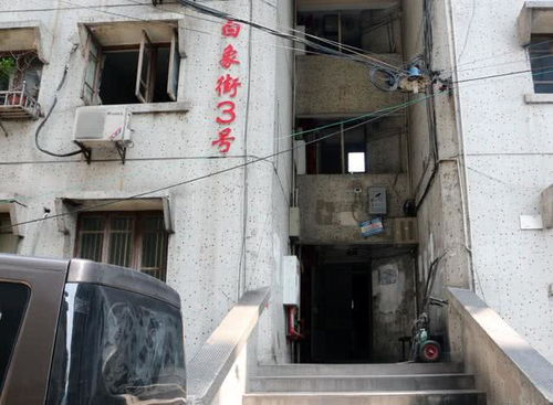 江苏两女开始楼上楼下泼水大战 邻里之间多了解一点