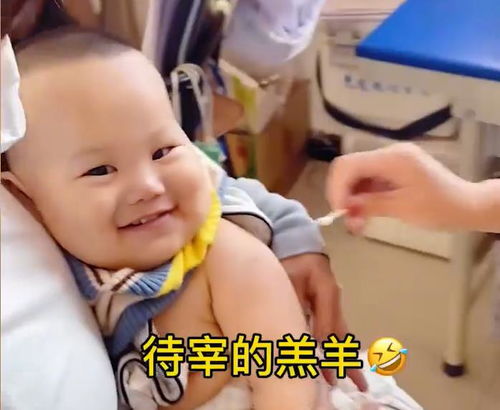 萌娃去打针,哭着感谢医生,婴儿看着护士给自己固定点滴(萌娃打针搞笑)