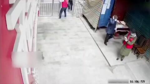 七夕和其他女生一起吃饭,女人用刀乱砍!喊爱什么爱!