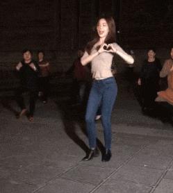 从中国回家后,外国男孩带着邻居跳广场舞 有模有样的姿势超搞笑