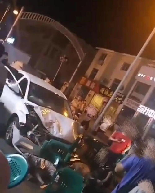 视频惊心动魄!汽车冲进夜市,撞了几个人。警方通知了(惊心动魄的车祸视频)