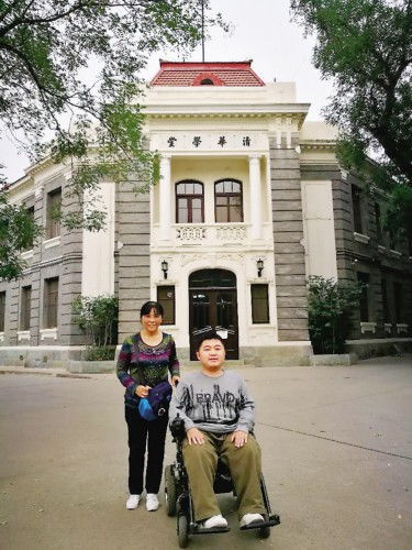 母亲生病的儿子读清华医生:母亲帮助自己摆脱了心理障碍(儿子给生病的母亲换尿不湿)