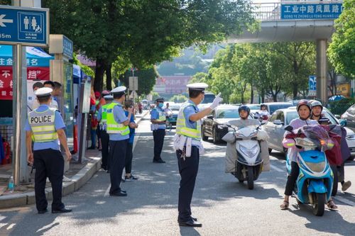 全村4人高考成绩公布 村民们高兴地放鞭炮庆祝:喝喜酒累了