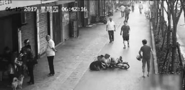 警察飞来抓捕骑自行车逃跑的小偷 网友:姿势帅但让人心疼