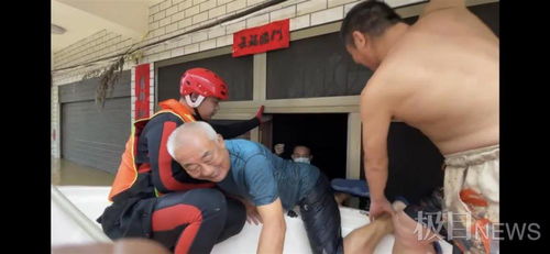 重庆男子和朋友打赌,坚持跳进洪水 围观者目睹了整个过程(重庆一男子打赏女主播)