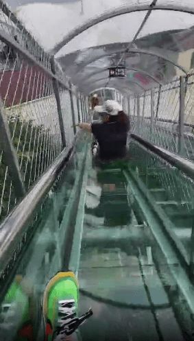 辽宁虎谷峡玻璃栈道发生事故,多名游客受伤被送往医院(辽宁虎谷峡玻璃栈道发生事故 小说)