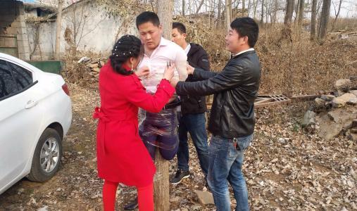 新郎遭婚闹光着上半身被绑在车头迎接 现场被拍成悲剧
