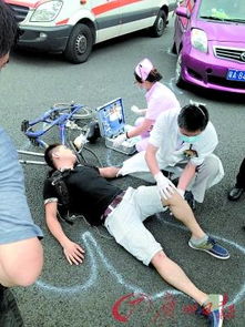 妈妈骑马路过,目睹了女儿车祸的全过程 接下来,她的举动让人泪(此时一位斗帝骑马路过)